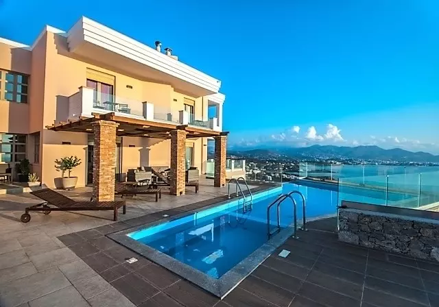 Villa moderne à Agios Nikolaos avec vue imprenable sur la baie de Mirabello et les montagnes